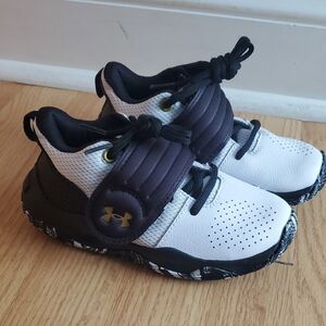Under Armour Size 12.5K Kids Black and White Strap Athletic Basketball Sneakers
